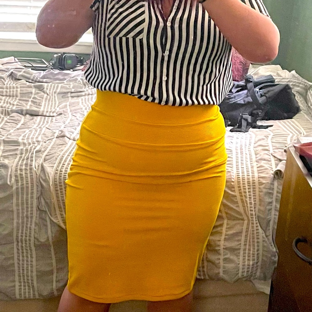 Yellow pencil skirt